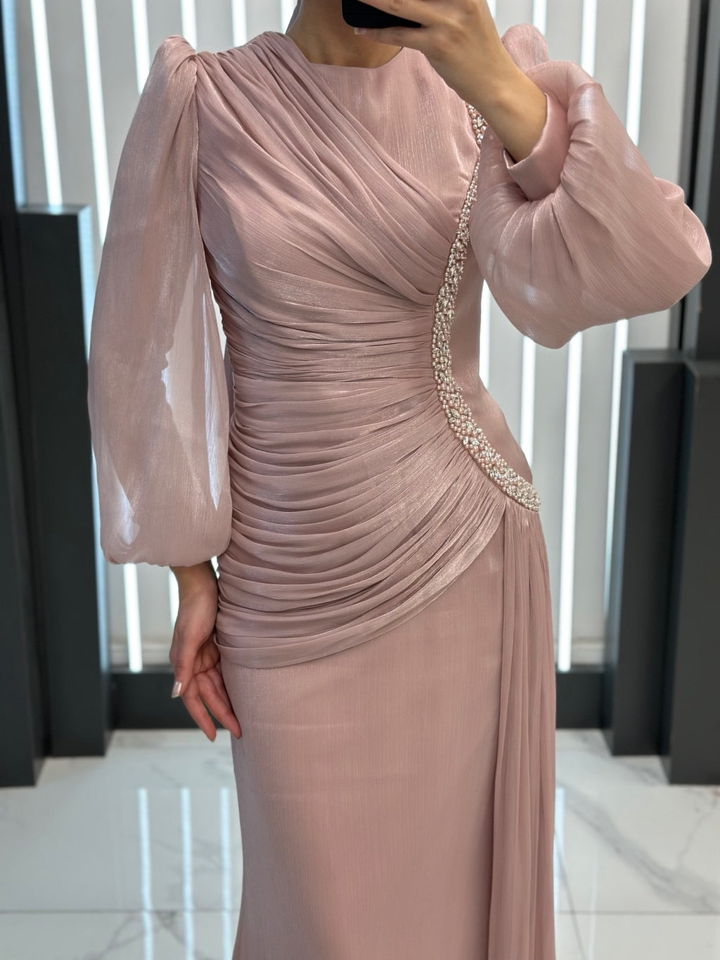 فستان تصميم فريد ولونه الأنثوي