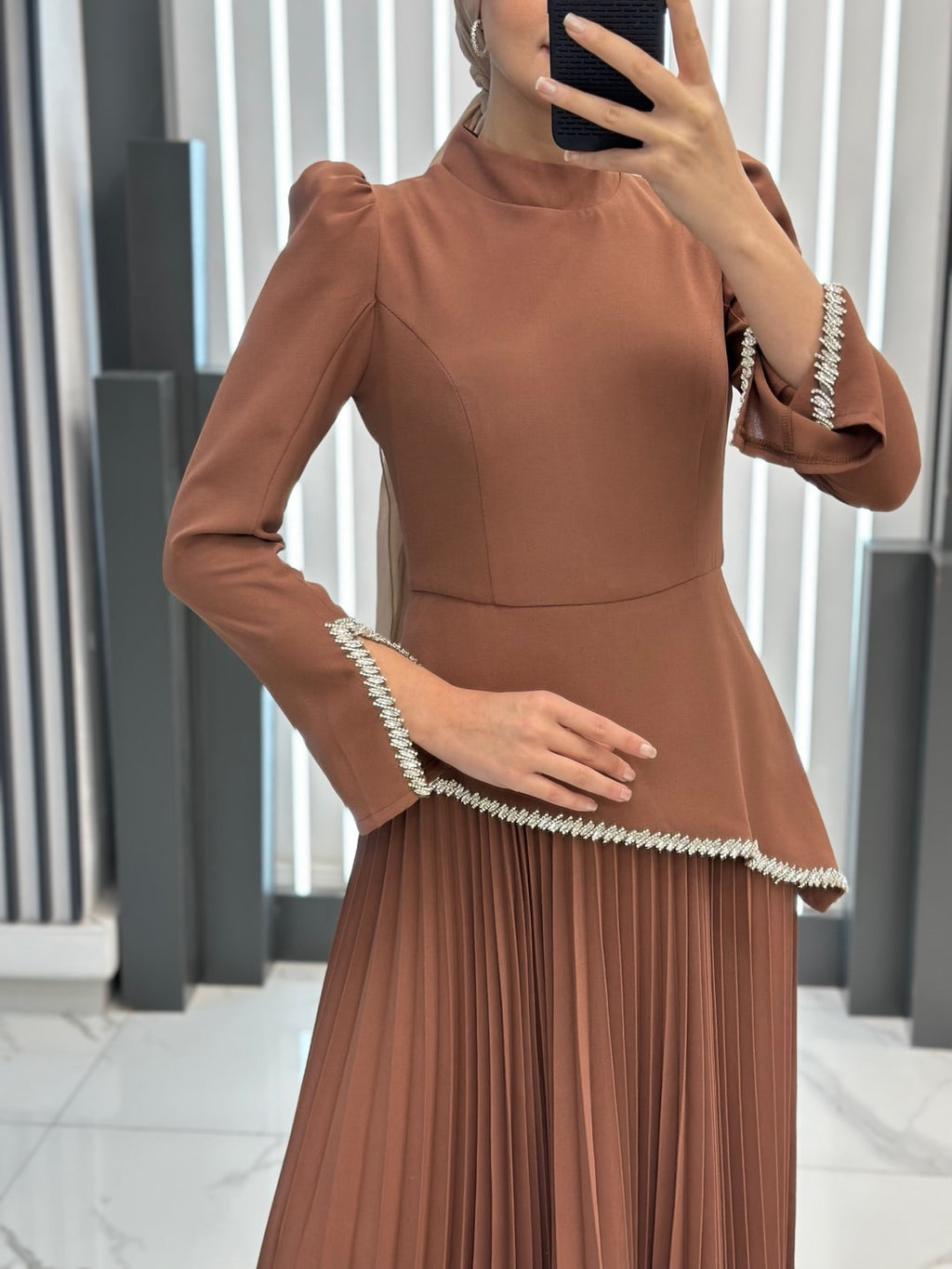 فستان لون مميز وفخم