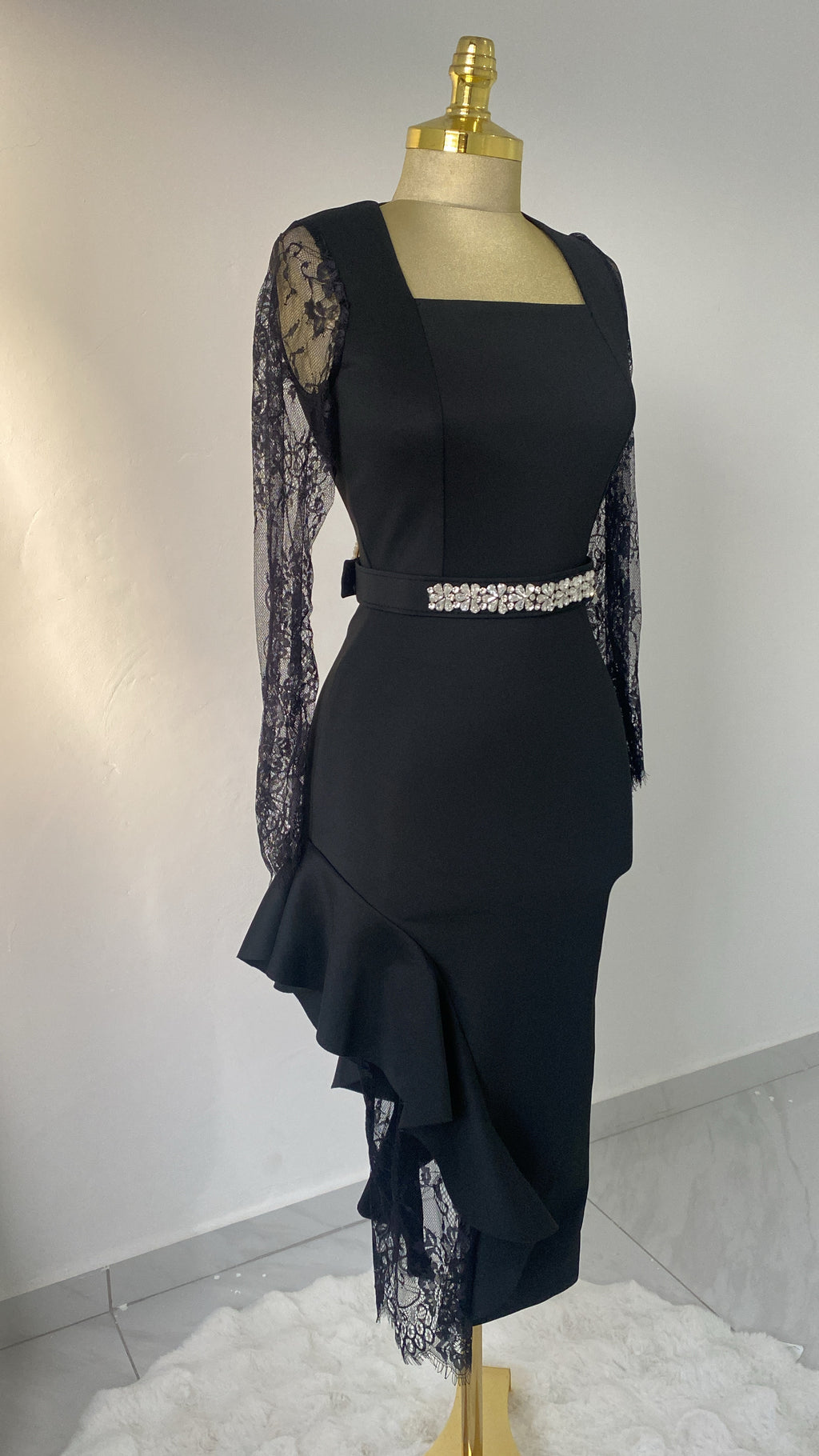 فستان قصير كم دانتيل