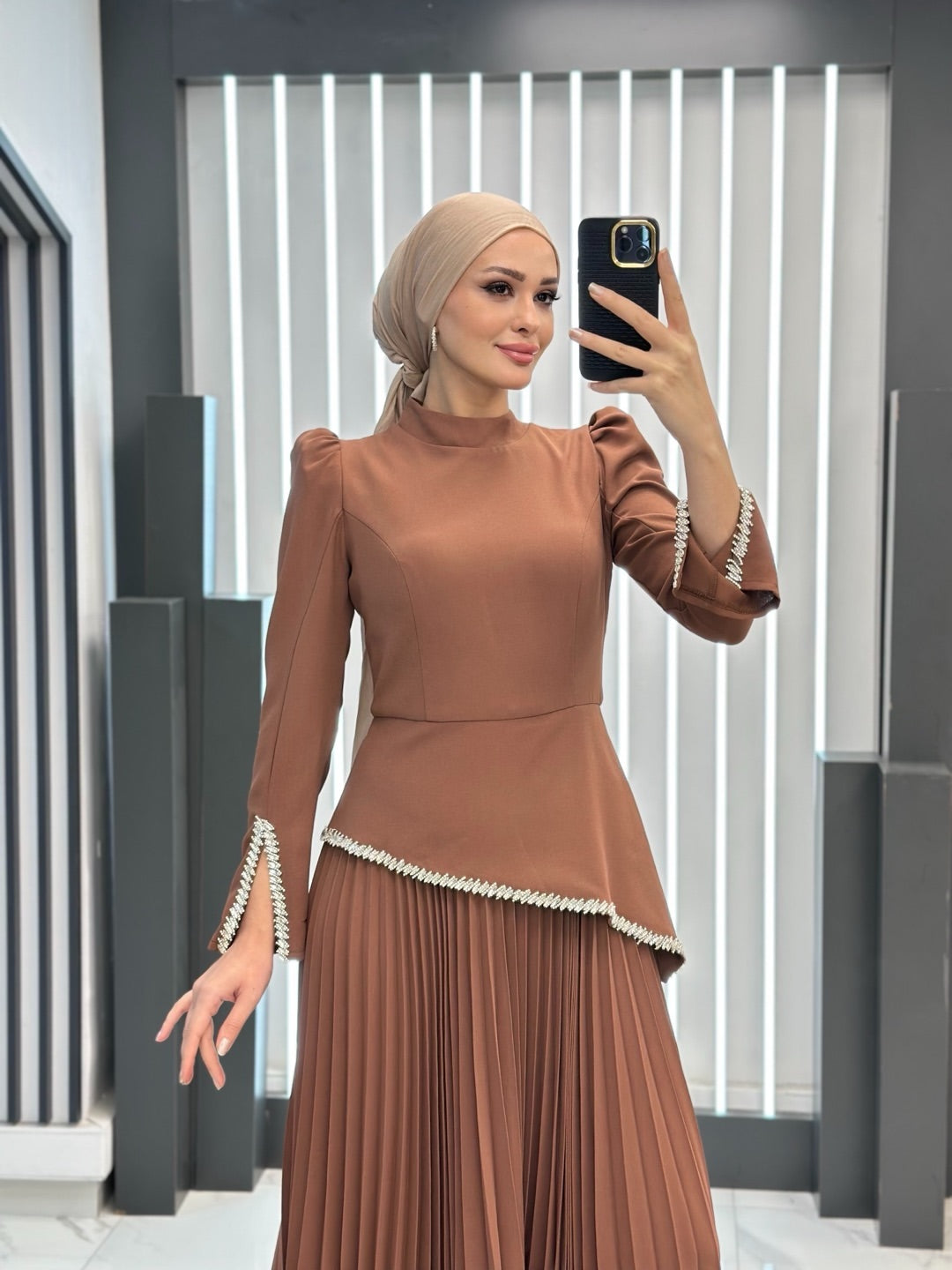 فستان لون مميز وفخم