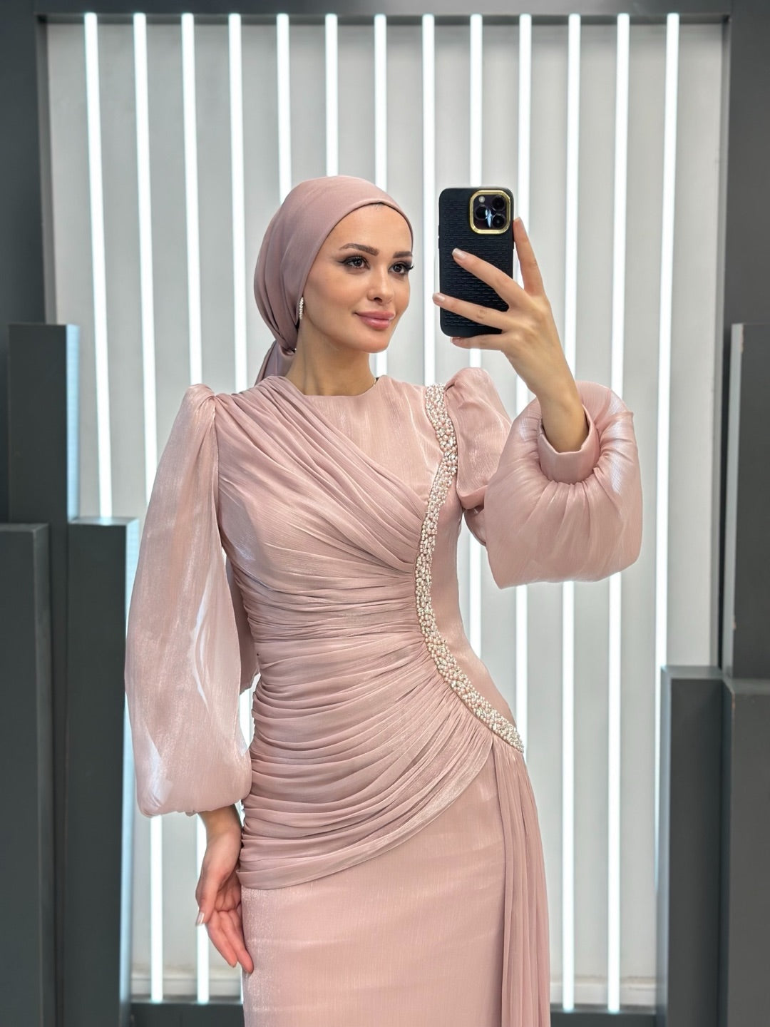 فستان تصميم فريد ولونه الأنثوي