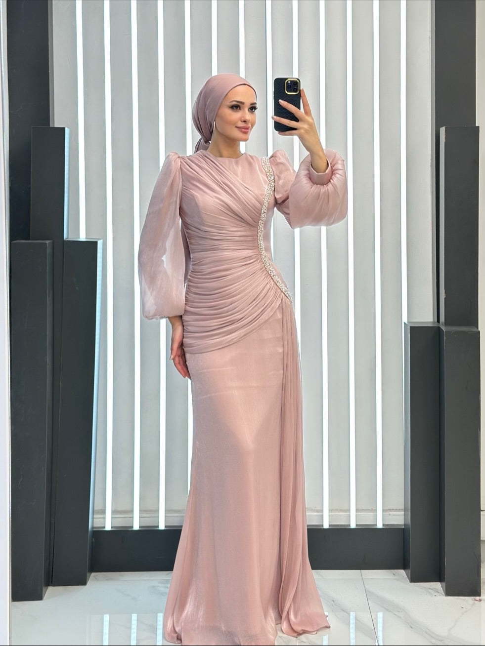 فستان تصميم فريد ولونه الأنثوي