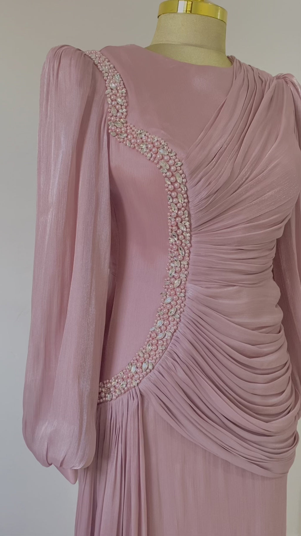 فستان تصميم فريد ولونه الأنثوي